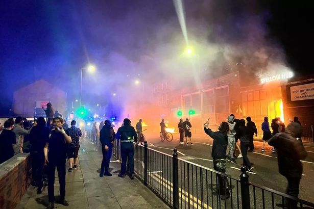 伊维特·库珀(Yvette Cooper)对在骚乱中蜷缩在黑暗中的受惊孩子们表达了愤怒